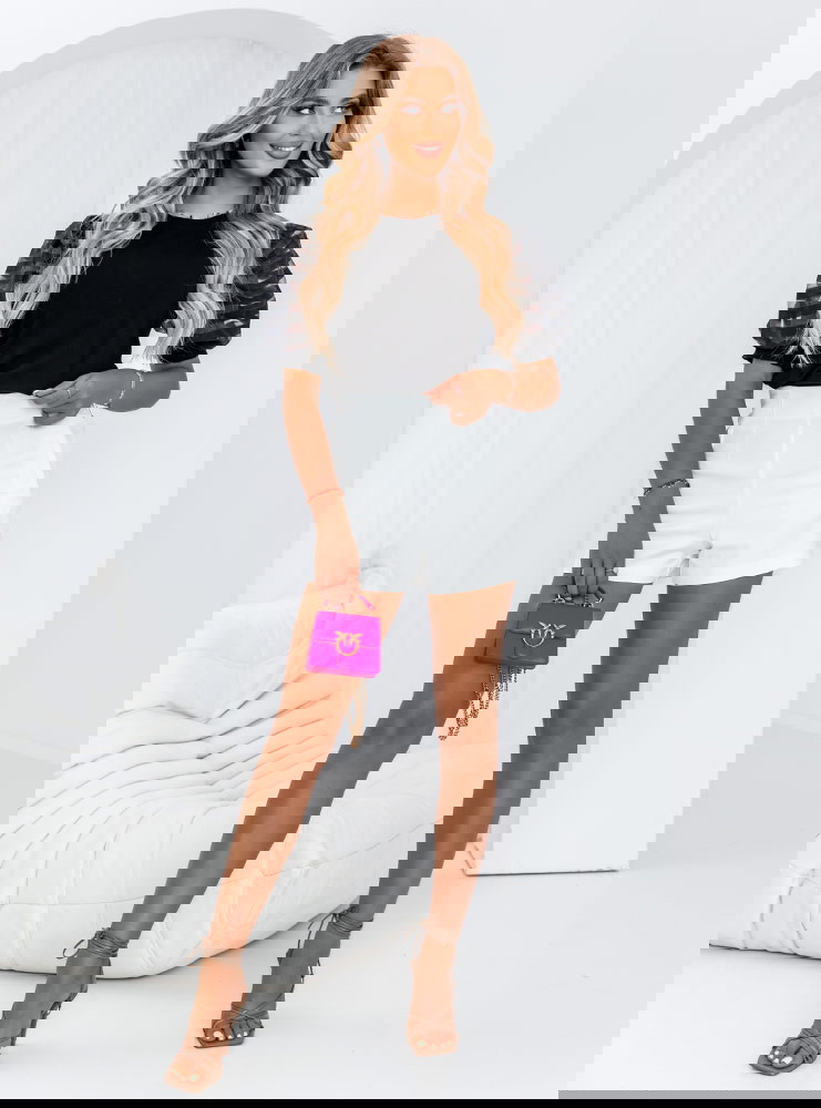 Czarna bluzka z ozdobnymi rękawami...