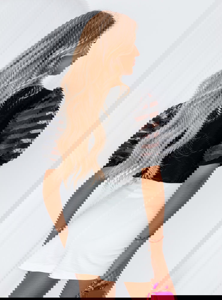 Czarna bluzka z ozdobnymi rękawami...