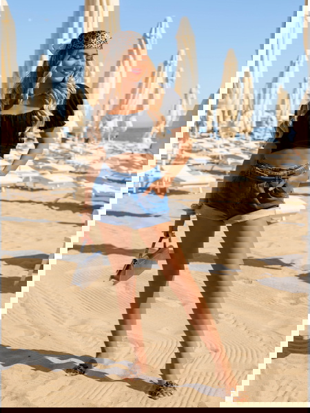 Czarna prążkowana bluzka na... 2