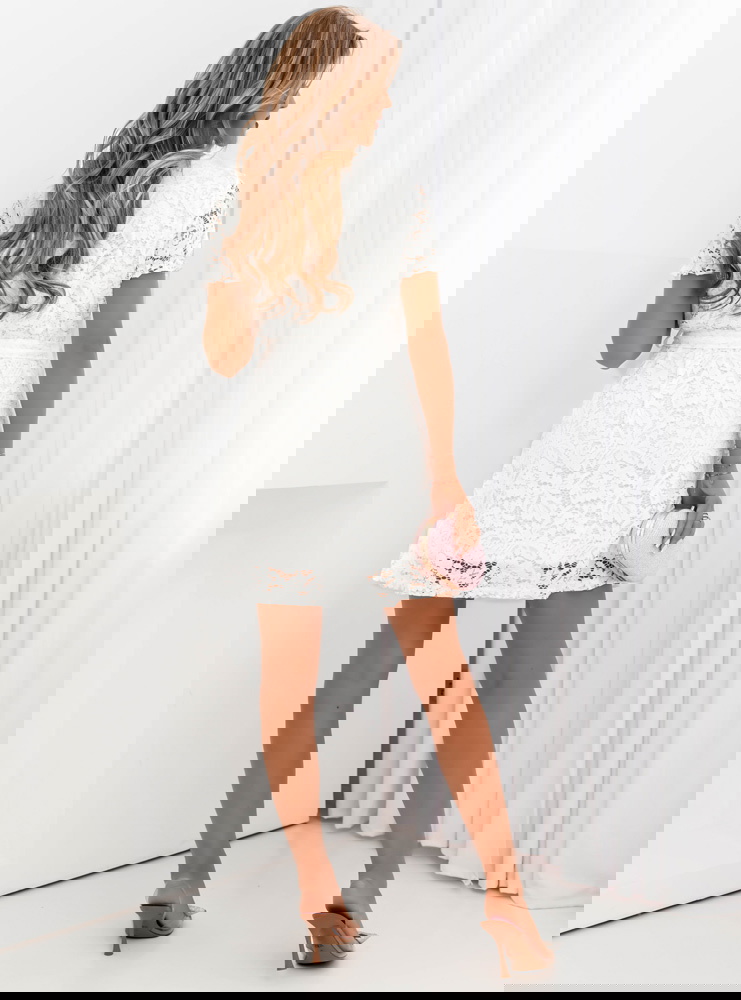 Biała sukienka z paskiem w talii Elease