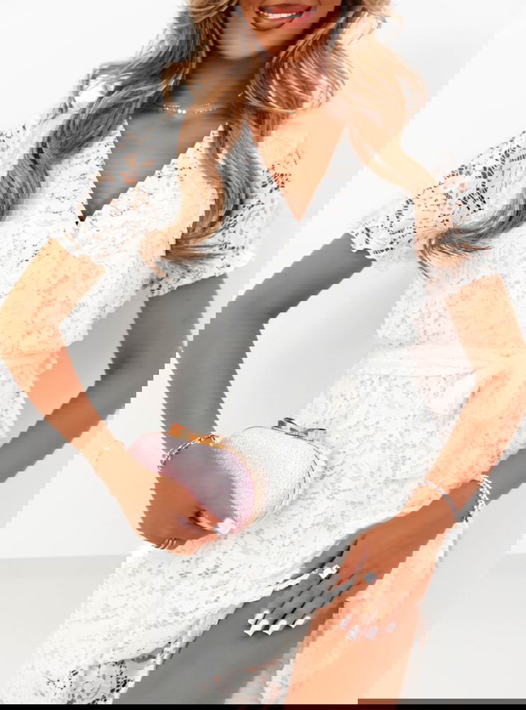 Biała sukienka z paskiem w talii Elease