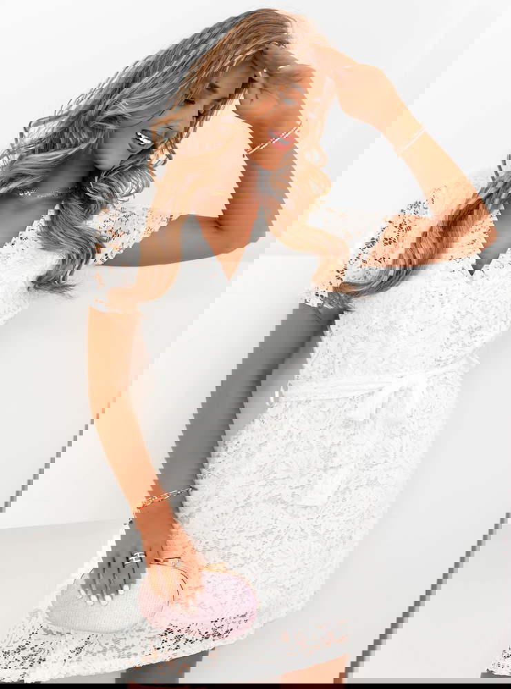 Biała sukienka z paskiem w talii Elease