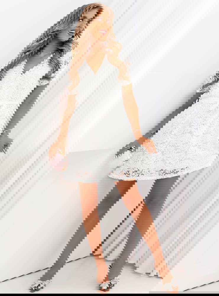 Biała sukienka z paskiem w talii Elease