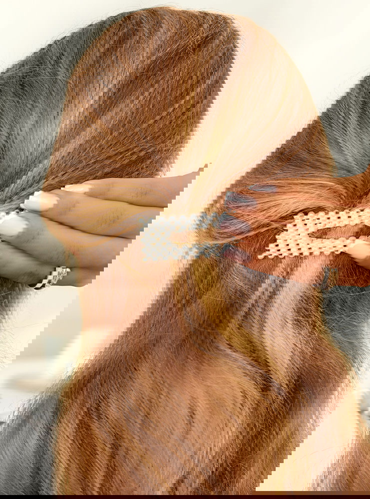 Biała spinka do włosów z perełkami...