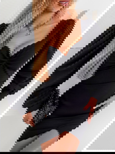 Czarna sukienka z dekoltem... 2