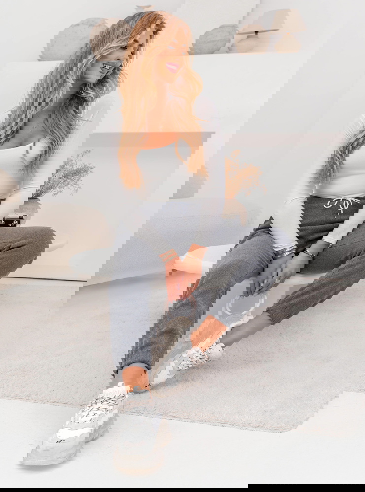 Szare spodnie dresowe z ozdobnym...