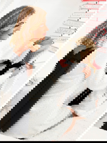 Biała cekinowa sukienka... 2