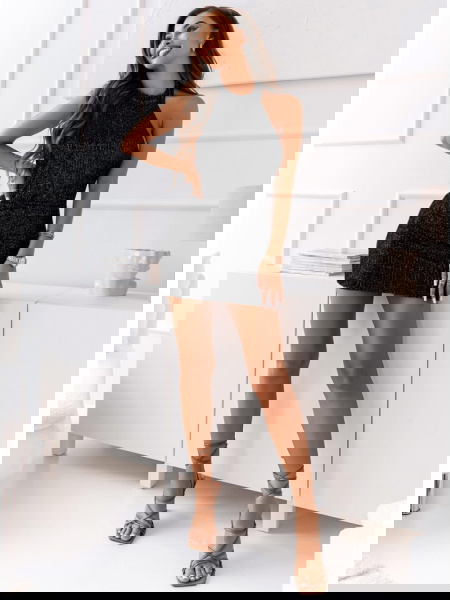 Czarna cekinowa sukienka z... 2