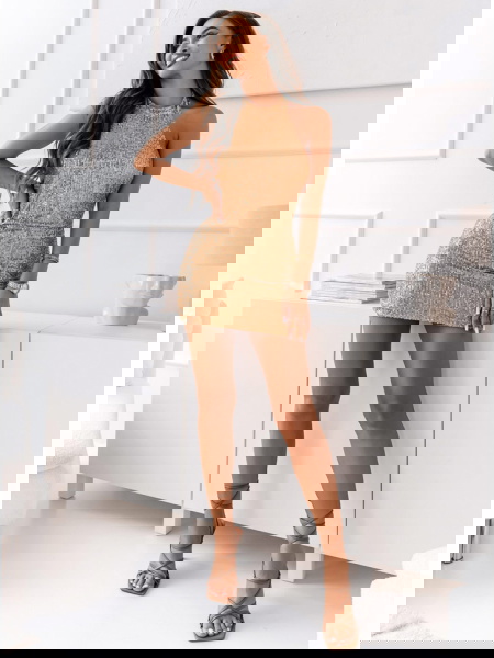 Złota cekinowa sukienka z... 2