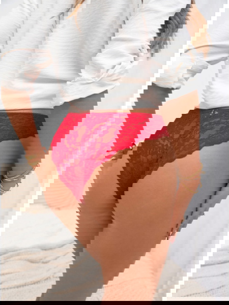 Malinowe majtki z koronką...