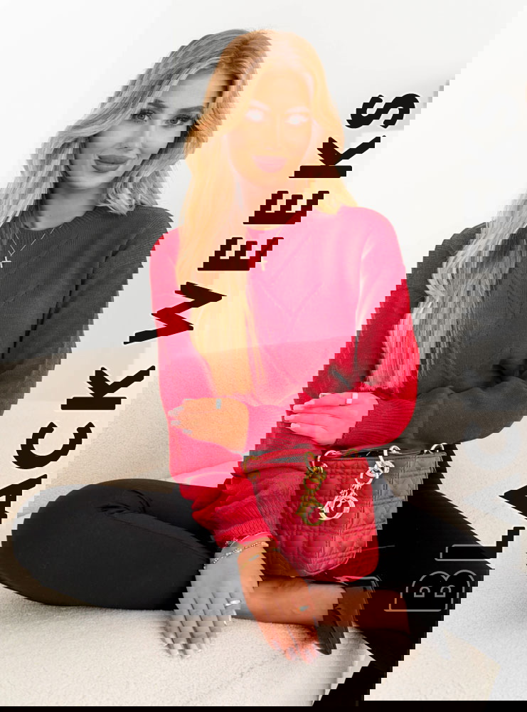 Malinowy sweter z ozdobnym tłoczeniem...