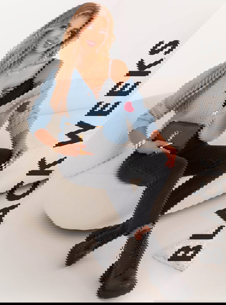 Błękitny sweter zapinany na guziki z...