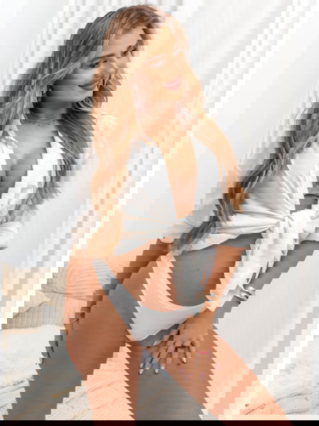 Białe bezszwowe majtki... 2