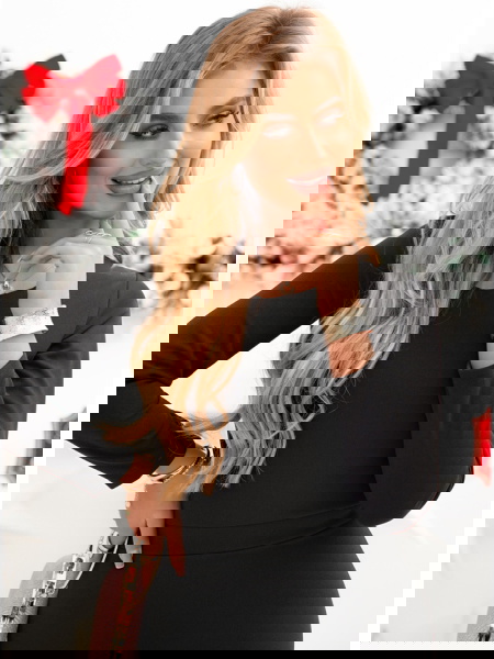 Czarna dopasowana sukienka... 2