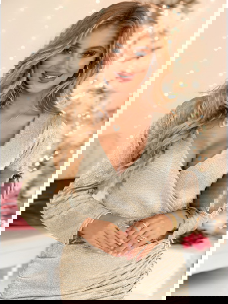 Złota błyszcząca sukienka... 2