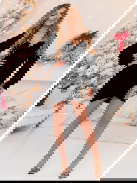 Czarna sukienka z dekoltem... 2