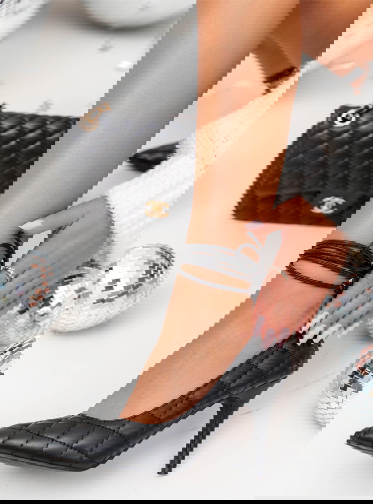 Czarne szpilki z wiązaniem Salimu