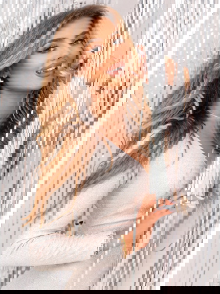 Pudrowa błyszcząca sukienka... 2