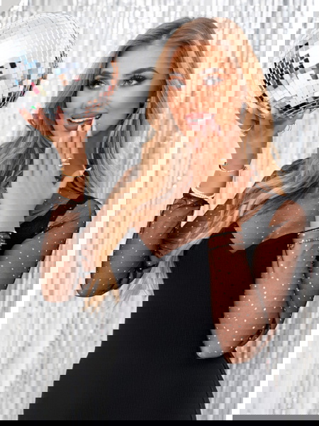 Czarna prążkowana sukienka... 2