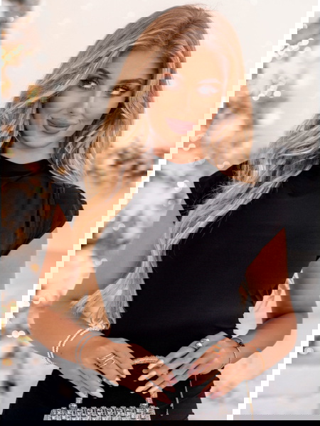 Czarna dopasowana sukienka... 2