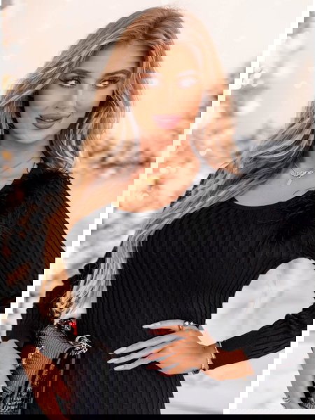 Czarna dopasowana sukienka... 2