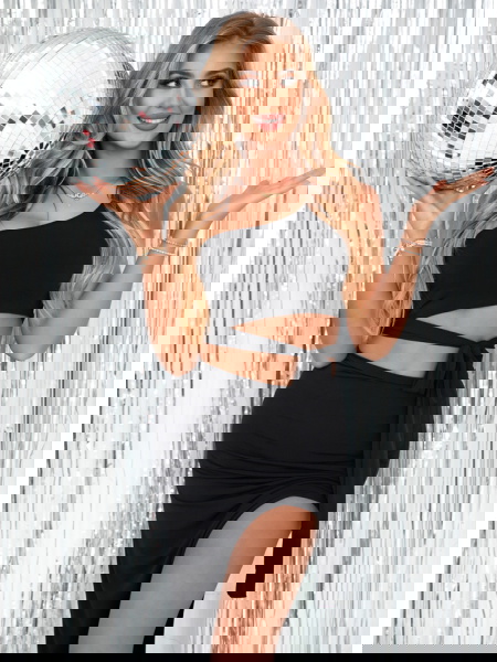 Czarna sukienka z wiązaniem... 2