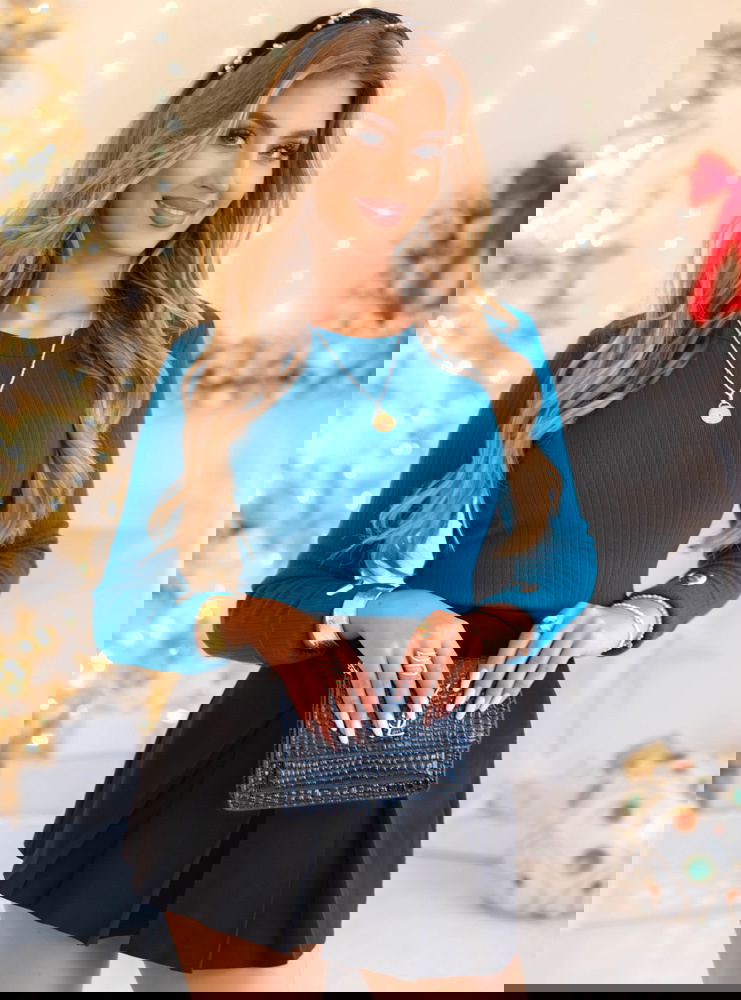 Morski sweter z ozdobnymi guzikami na...