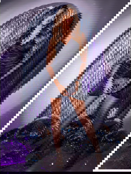 Czarna błyszcząca sukienka... 2