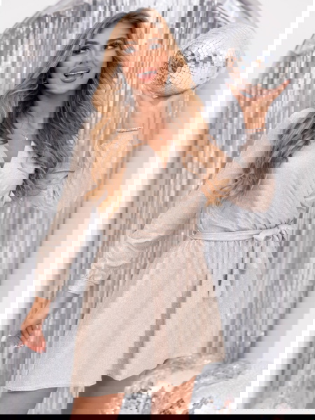 Pudrowa błyszcząca sukienka...