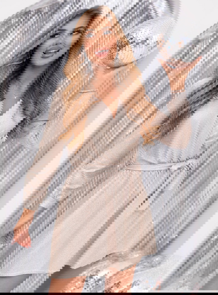 Pudrowa błyszcząca sukienka z...