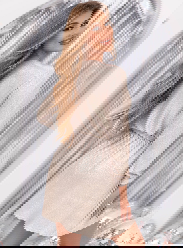 Pudrowa błyszcząca sukienka z...