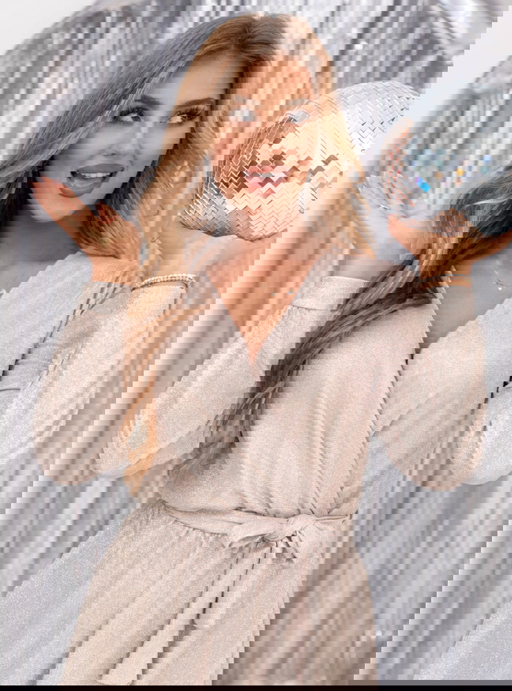 Pudrowa błyszcząca sukienka z...