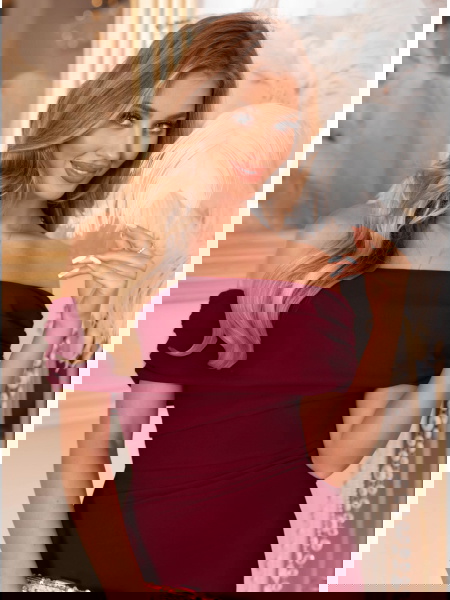 Bordowa dopasowana sukienka... 2