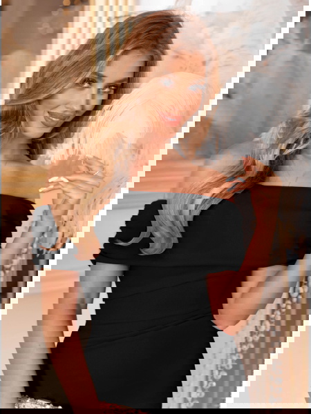 Czarna dopasowana sukienka... 2