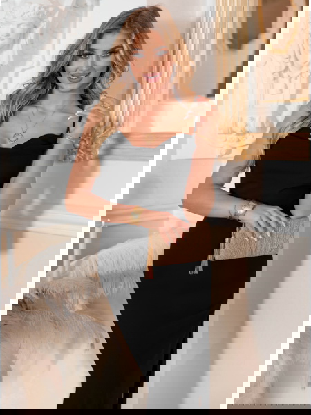 Czarna długa sukienka na... 2