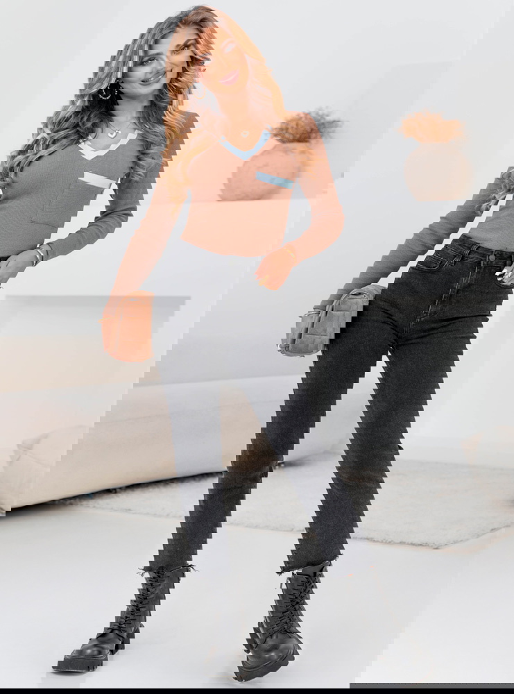 Prążkowana bluzka z dekoltem w serek...