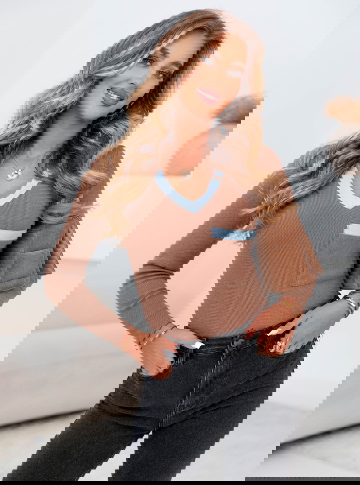 Prążkowana bluzka z dekoltem w serek...