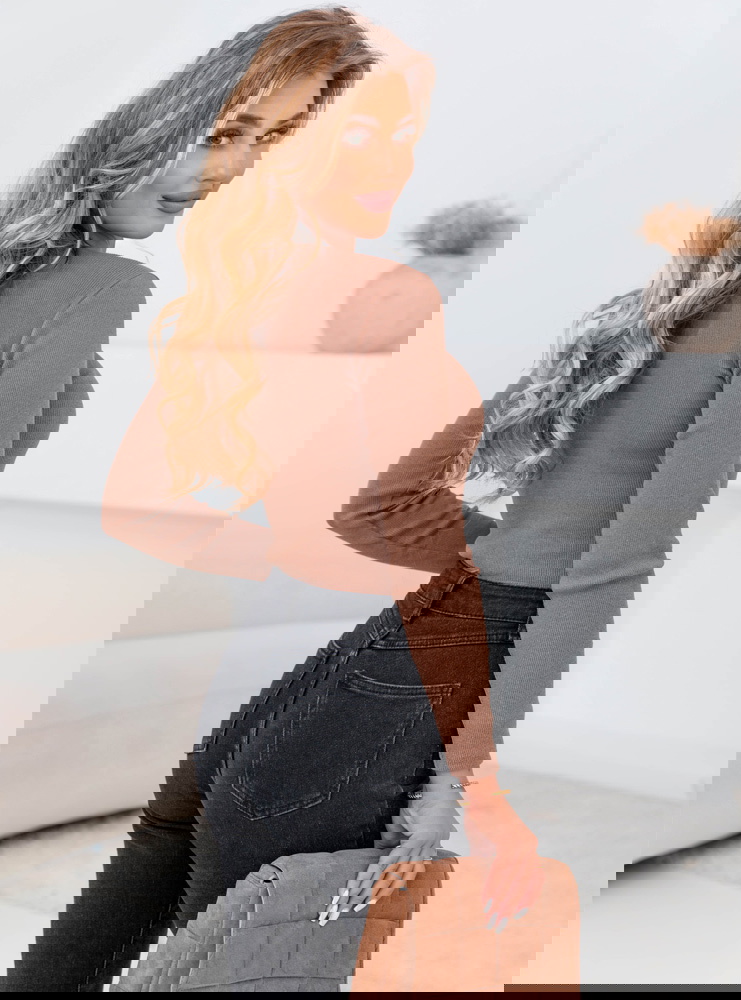 Prążkowana bluzka z dekoltem w serek...