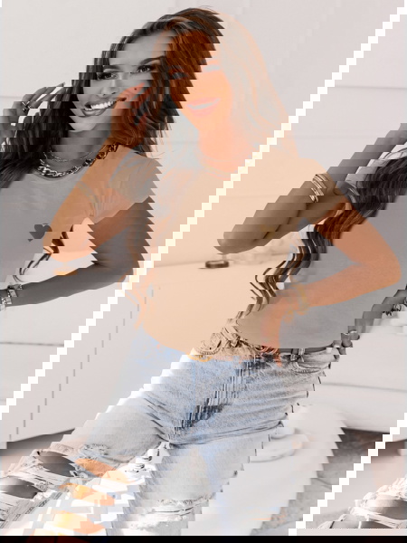 Ciemnobeżowa koszulka na... 2