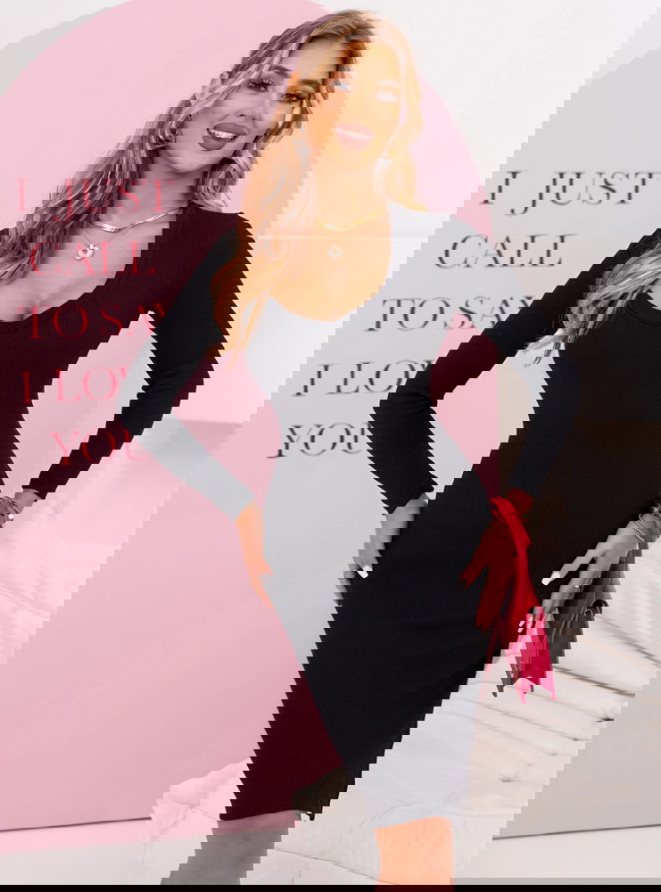 Czarna prążkowana dopasowana sukienka...