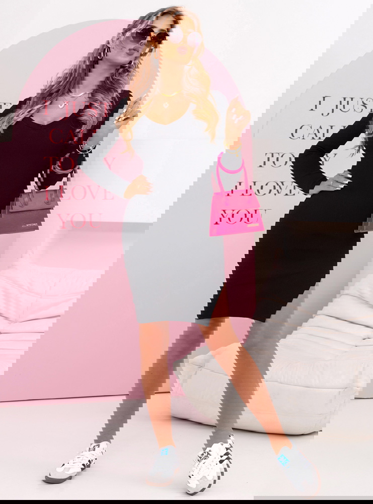 Czarna prążkowana dopasowana sukienka...