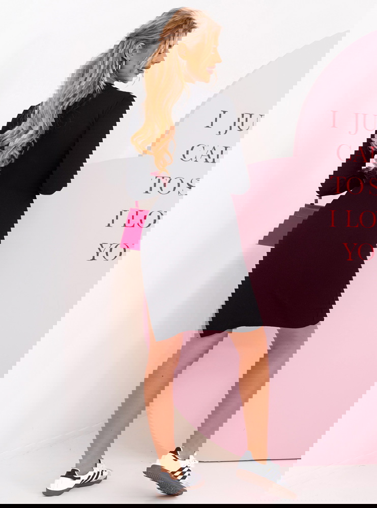 Czarna prążkowana dopasowana sukienka...