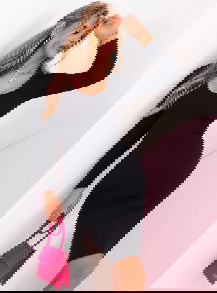 Czarna prążkowana dopasowana sukienka...