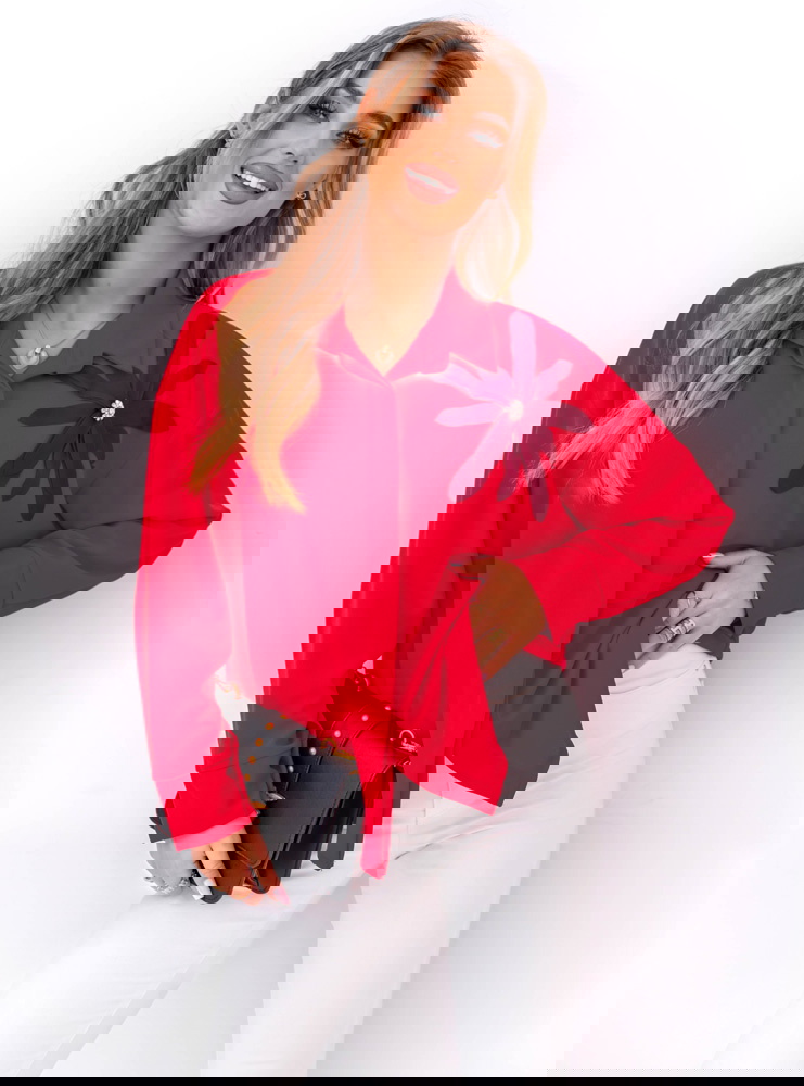 Malinowa koszula z ozdobnym kwiatkiem...