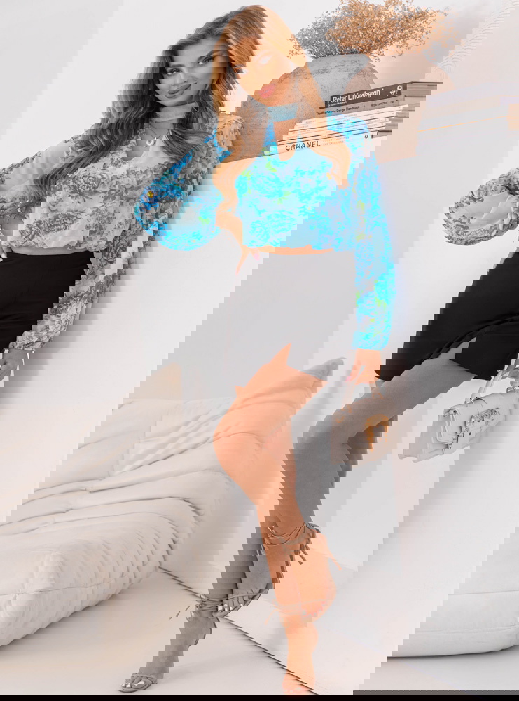 Niebieska krótka bluzka w kwiaty Gorane