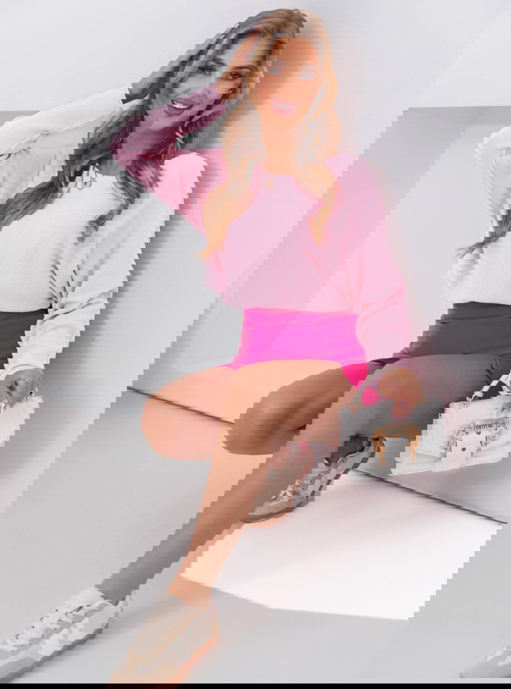 Pudrowy sweter oversize z długimi...