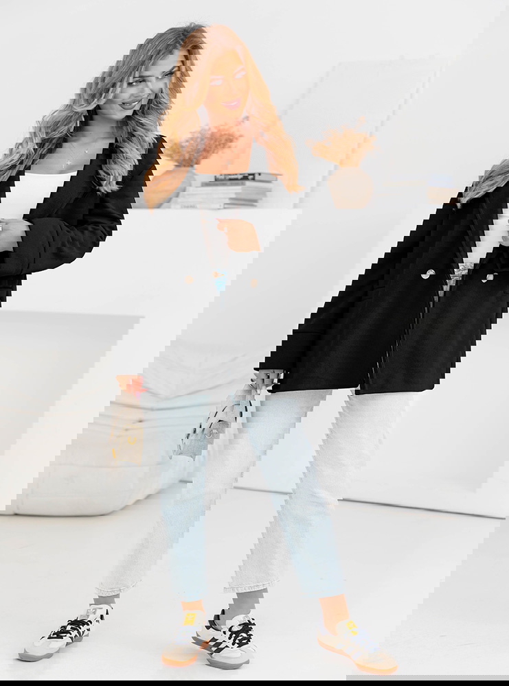 Czarny płaszcz zapinany na guzik Elores