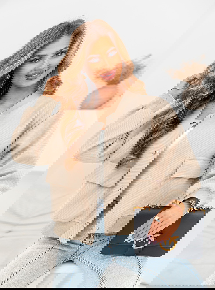 Jasnobeżowa kurtka typu bomberka Chavela