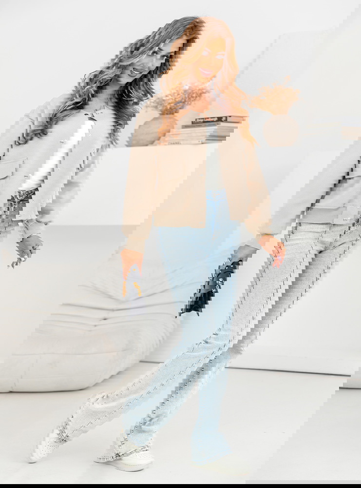 Jasnobeżowa kurtka typu bomberka Chavela