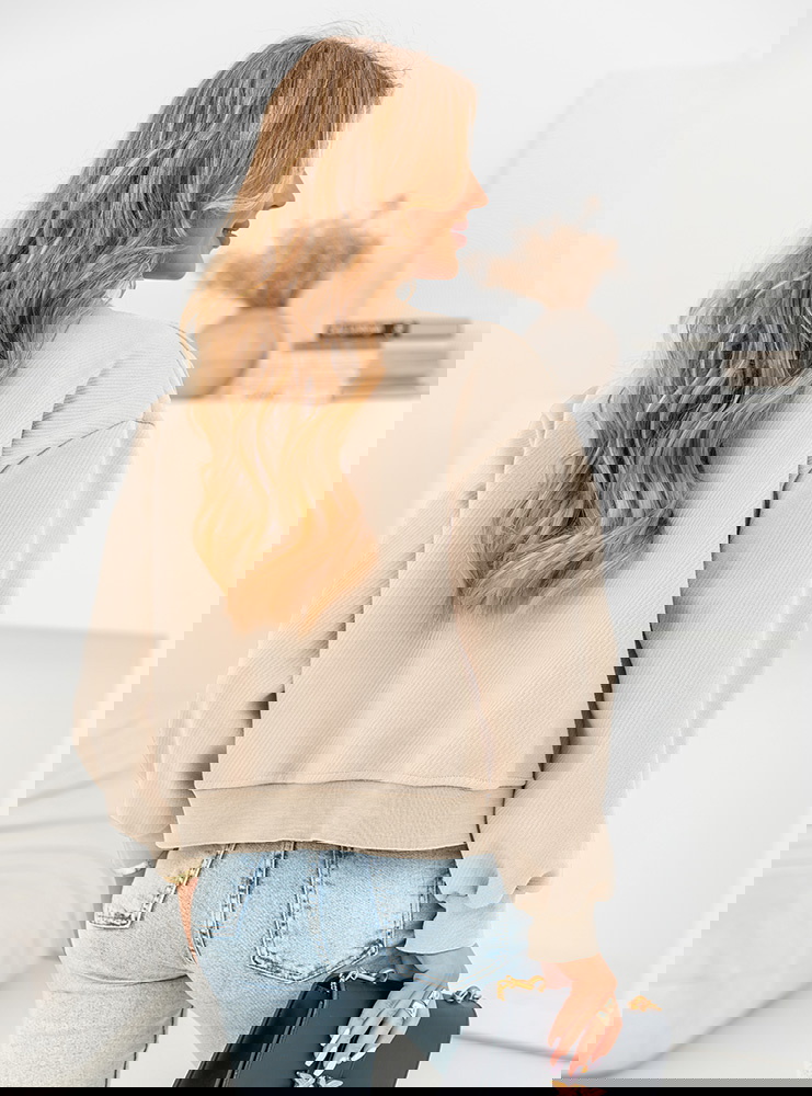 Jasnobeżowa kurtka typu bomberka Chavela